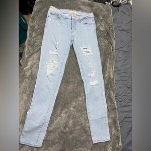 NWOT Levi’s Light Blue Distressed Women Skinny jeans